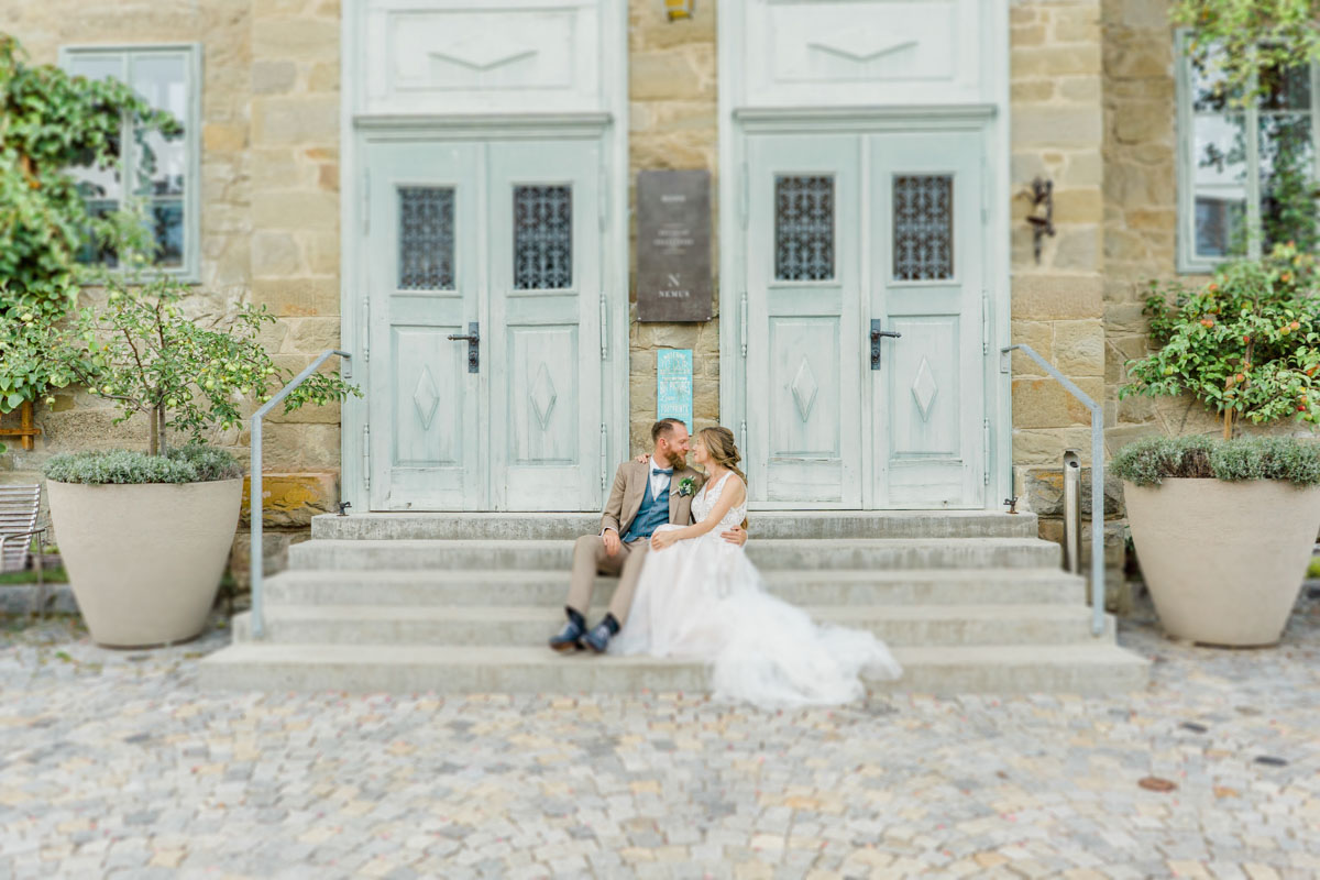 heiraten Refugium Hochstrass Hochzeit im Freien heiraten standesamtliche Trauung Zeremonie greenery Hochzeit Brautpaarfotos Wald Rauchbomben Brautpaarfotos