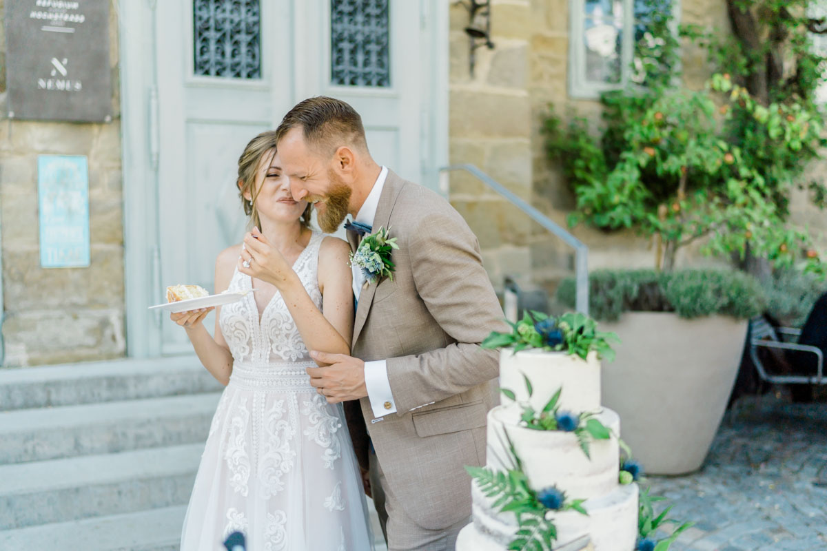 heiraten Refugium Hochstrass Hochzeit im Freien heiraten standesamtliche Trauung Zeremonie greenery Hochzeit Brautpaarfotos Wald Rauchbomben Brautpaarfotos Hochzeitstorte