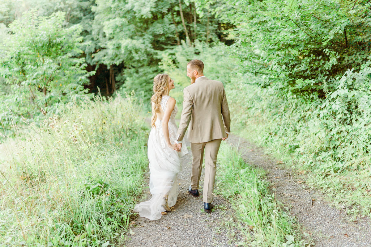 heiraten Refugium Hochstrass Hochzeit im Freien heiraten standesamtliche Trauung Zeremonie greenery Hochzeit Brautpaarfotos Wald Rauchbomben Brautpaarfotos