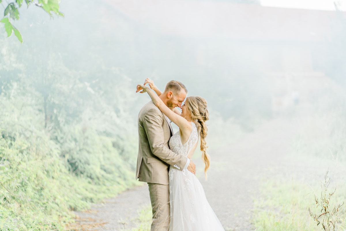 heiraten Refugium Hochstrass Hochzeit im Freien heiraten standesamtliche Trauung Zeremonie greenery Hochzeit Brautpaarfotos Wald Rauchbomben Brautpaarfotos