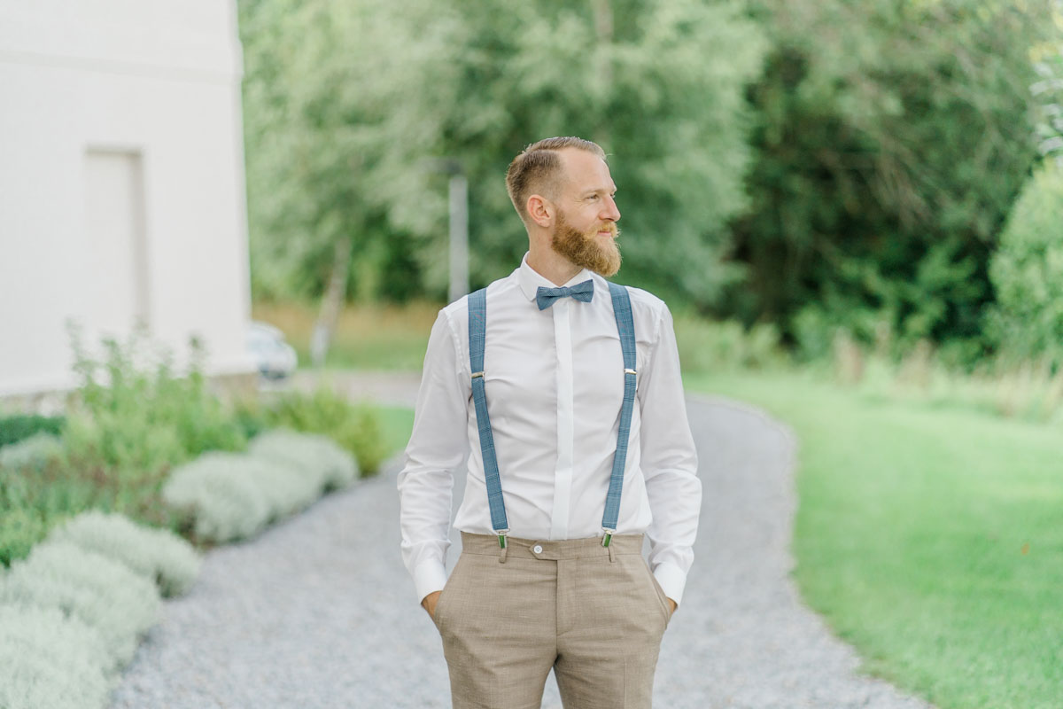 heiraten Refugium Hochstrass Hochzeit im Freien heiraten standesamtliche Trauung Zeremonie greenery Hochzeit Brautpaarfotos Wald Rauchbomben Brautpaarfotos Porträt Brautigam