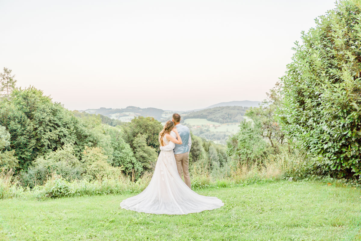 heiraten Refugium Hochstrass Hochzeit im Freien heiraten standesamtliche Trauung Zeremonie greenery Hochzeit Brautpaarfotos Wald Rauchbomben