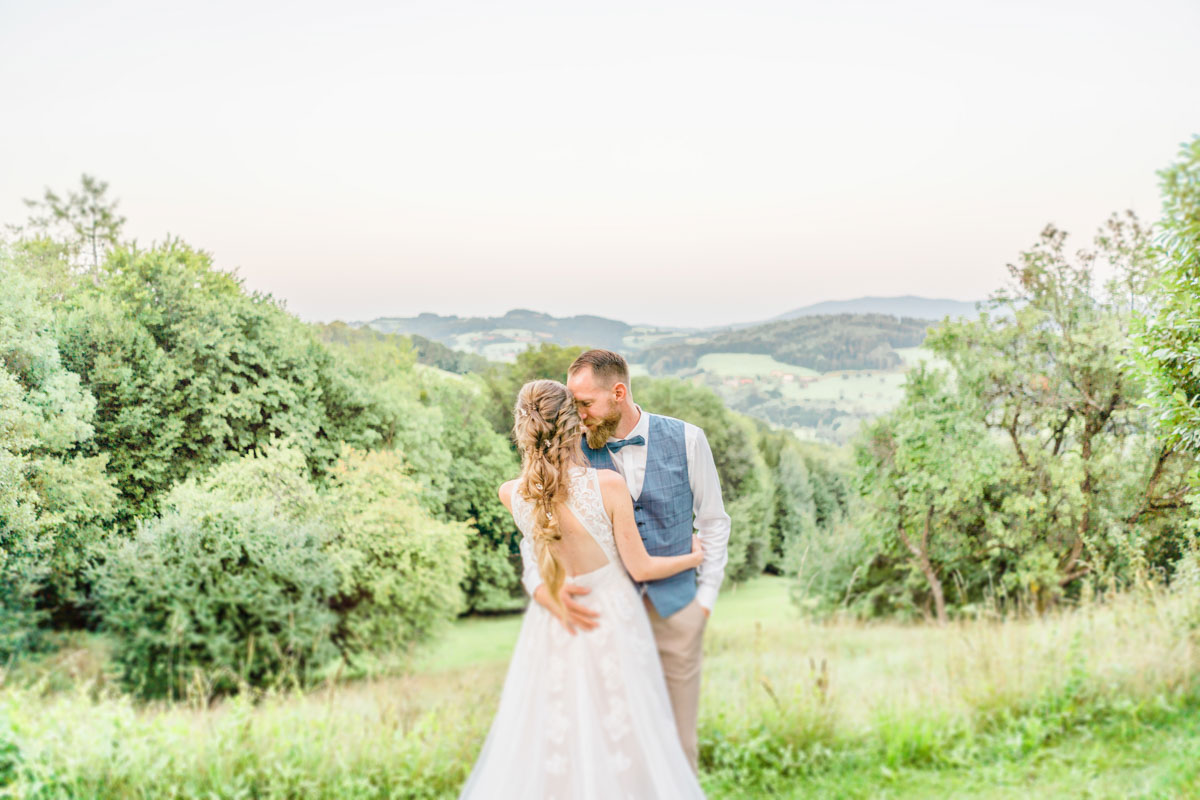 heiraten Refugium Hochstrass Hochzeit im Freien heiraten standesamtliche Trauung Zeremonie greenery Hochzeit Brautpaarfotos Wald Rauchbomben