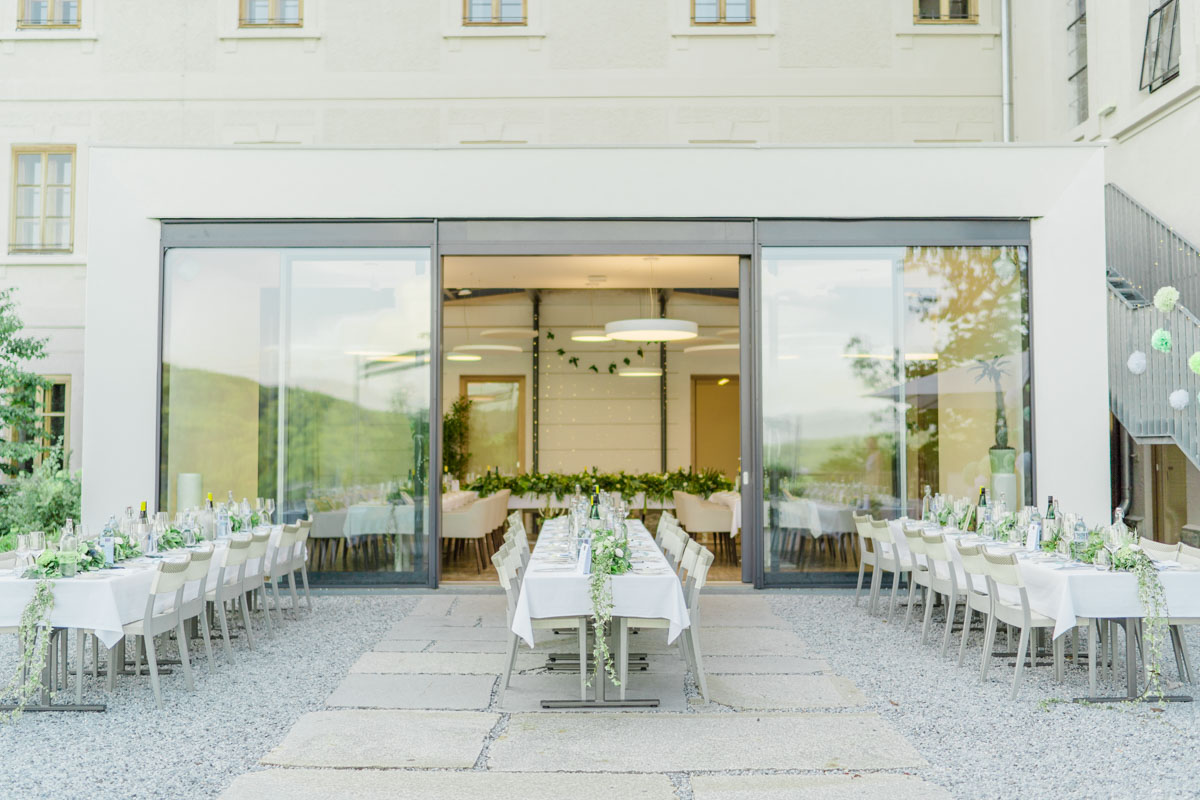 heiraten Refugium Hochstrass Hochzeit im Freien heiraten standesamtliche Trauung Zeremonie greenery Hochzeit Brautpaarfotos Wald Rauchbomben Brautportrait Brautpaar Tafel Hochzeitstafel