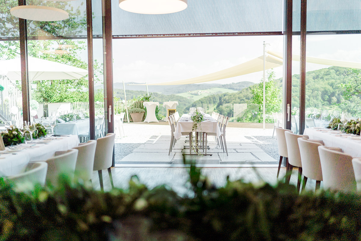 heiraten Refugium Hochstrass Hochzeit im Freien heiraten standesamtliche Trauung Zeremonie greenery Hochzeit Brautpaarfotos Wald Rauchbomben Brautportrait Brautpaar Tafel Hochzeitstafel