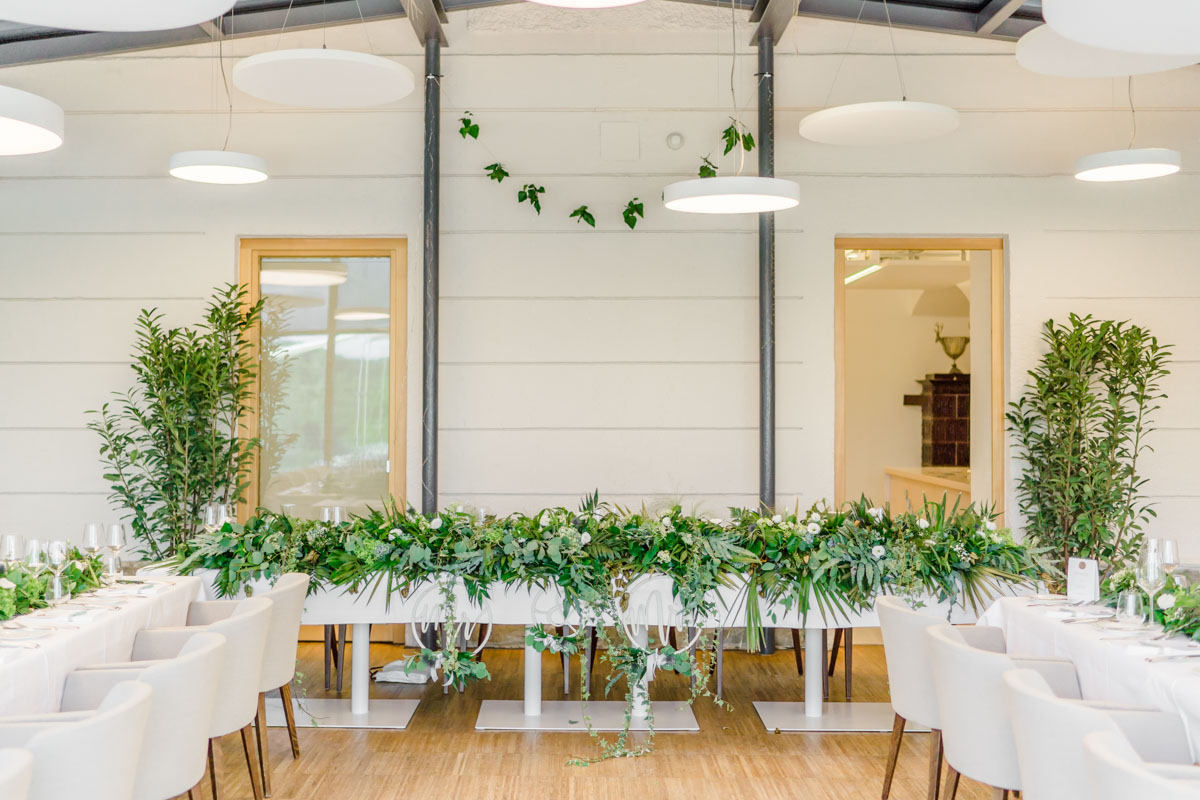 heiraten Refugium Hochstrass Hochzeit im Freien heiraten standesamtliche Trauung Zeremonie greenery Hochzeit Brautpaarfotos Wald Rauchbomben Brautportrait Brautpaar Tafel Hochzeitstafel