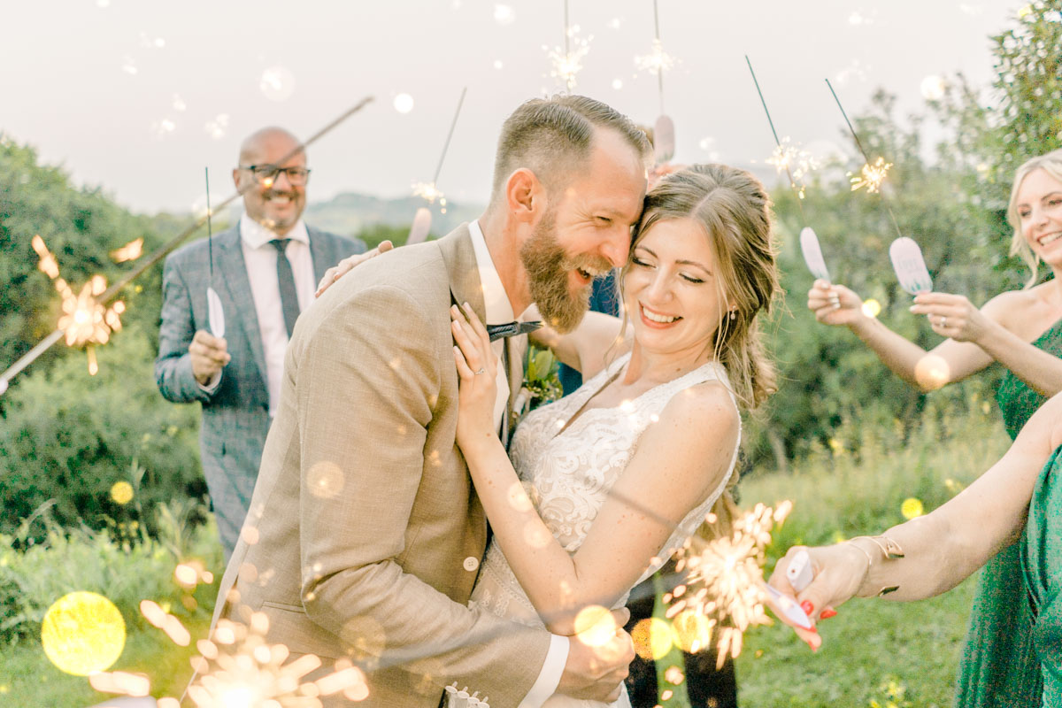 heiraten Refugium Hochstrass Hochzeit im Freien heiraten standesamtliche Trauung Zeremonie greenery Hochzeit Brautpaarfotos Wald Rauchbomben First Dance