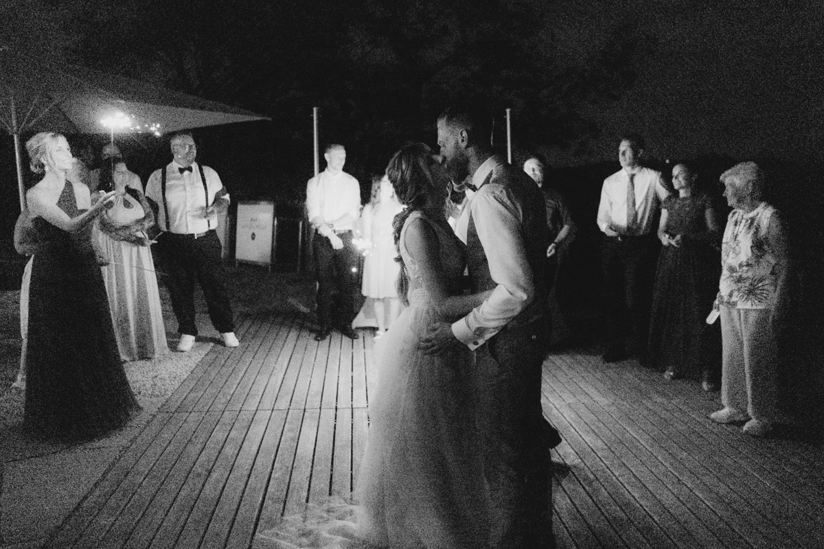 heiraten Refugium Hochstrass Hochzeit im Freien heiraten standesamtliche Trauung Zeremonie greenery Hochzeit Brautpaarfotos Wald Rauchbomben First Dance