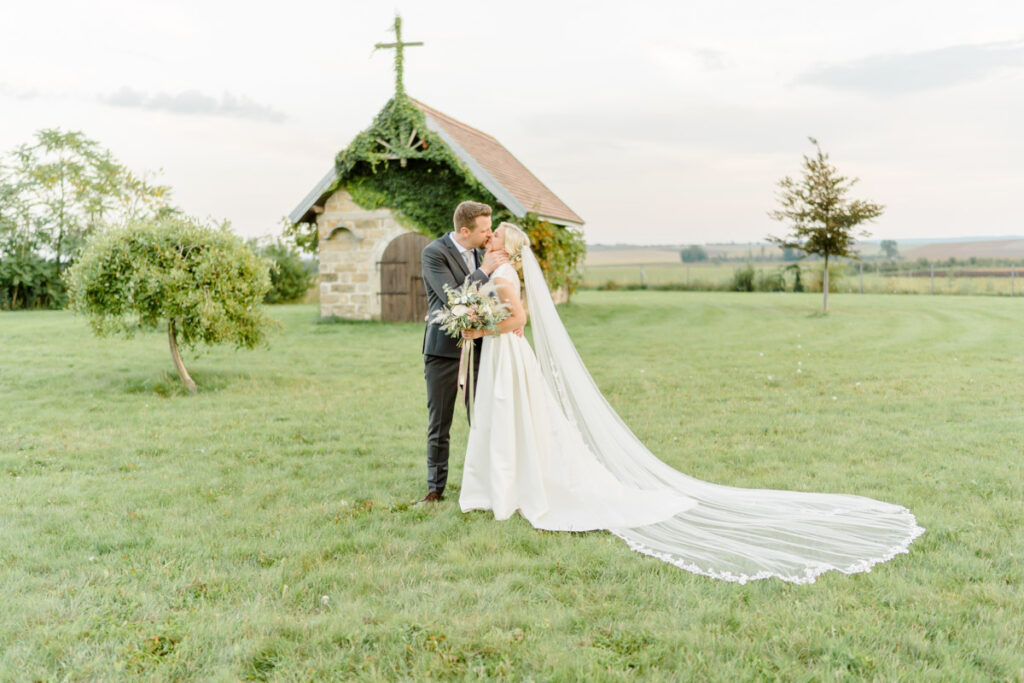 Hochzeitsfotograf Wien helle Hochzeitsfotos Hochzeitsposen freie Trauung heiraten im Freien Hochzeitsfotograf hochzeitslocation Niederösterreich am Hof Hohenlohe heiraten standesamtliche Hochzeit Wien niederösterreich