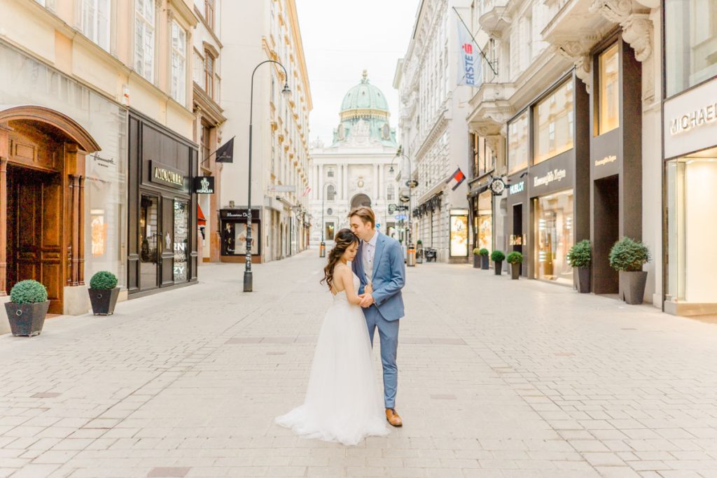 After Wedding in der Wiener Innenstadt Wien Spaziergang Paarfotos in Wien Pärchenfotos in der Wiener Innenstadt