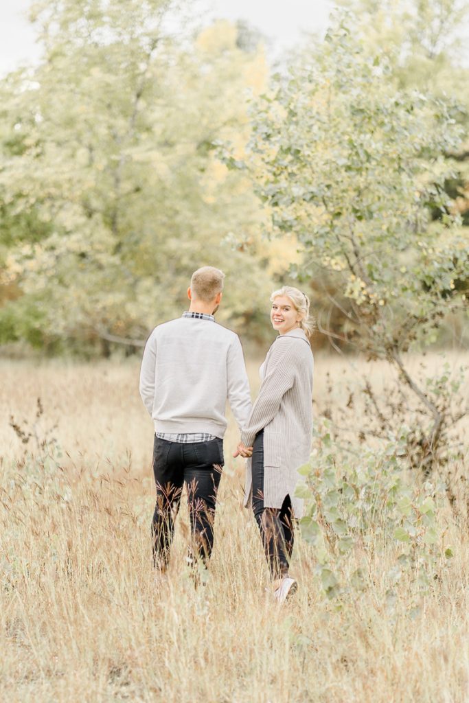 Pärchen Fotos in der Lobau Verlobungsfotos in der Natur Verlobungsfotos Wien Hochzeitsfotograf Wien Hochzeitsfotos Paarfotos Wien Paarfotograf Paarfotoshooting