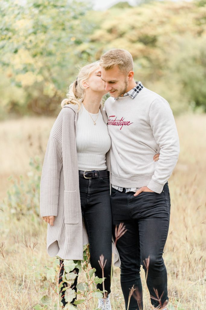 Pärchen Fotos in der Lobau Verlobungsfotos in der Natur Verlobungsfotos Wien Hochzeitsfotograf Wien Hochzeitsfotos Paarfotos Wien Paarfotograf Paarfotoshooting