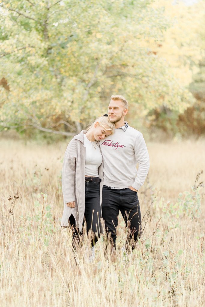 Pärchen Fotos in der Lobau Verlobungsfotos in der Natur Verlobungsfotos Wien Hochzeitsfotograf Wien Hochzeitsfotos Paarfotos Wien Paarfotograf Paarfotoshooting