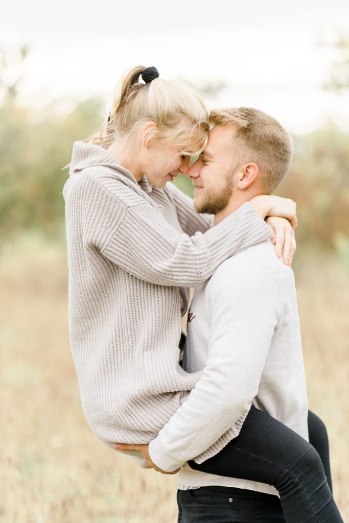 Pärchen Fotos in der Lobau Verlobungsfotos in der Natur Verlobungsfotos Wien Hochzeitsfotograf Wien Hochzeitsfotos Paarfotos Wien Paarfotograf Paarfotoshooting
