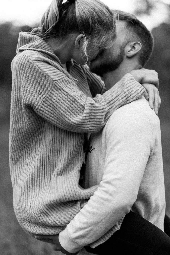 Pärchen Fotos in der Lobau Verlobungsfotos in der Natur Verlobungsfotos Wien Hochzeitsfotograf Wien Hochzeitsfotos Paarfotos Wien Paarfotograf Paarfotoshooting