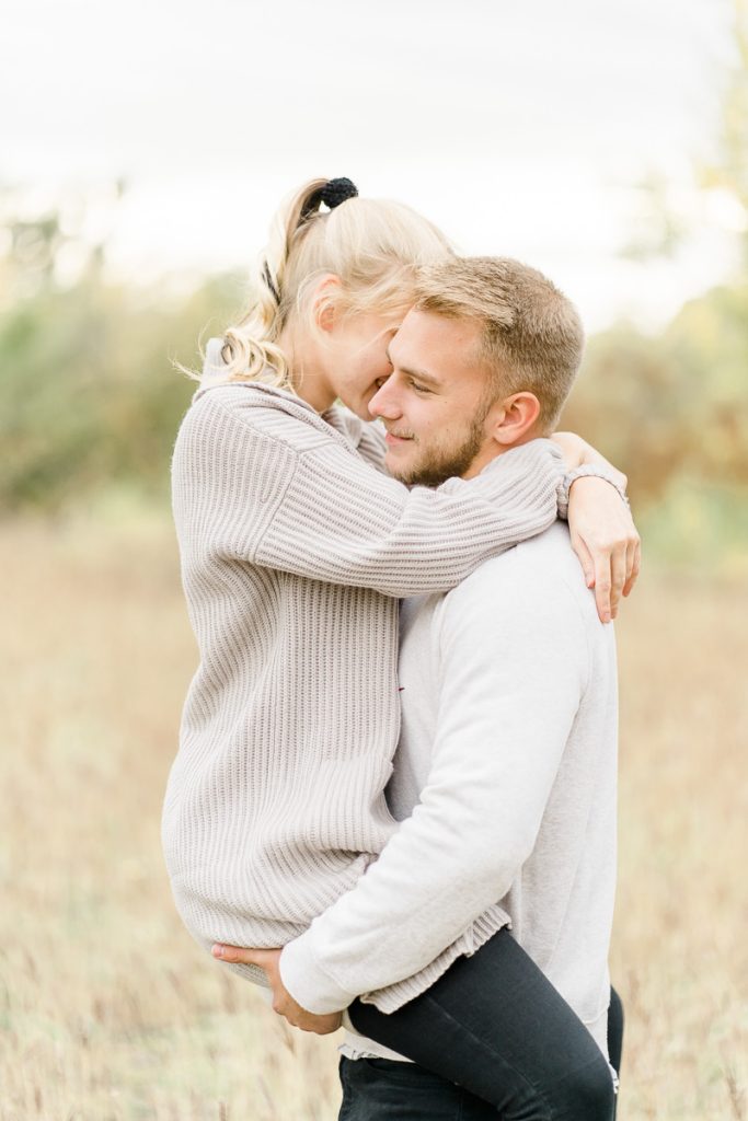 Pärchen Fotos in der Lobau Verlobungsfotos in der Natur Verlobungsfotos Wien Hochzeitsfotograf Wien Hochzeitsfotos Paarfotos Wien Paarfotograf Paarfotoshooting