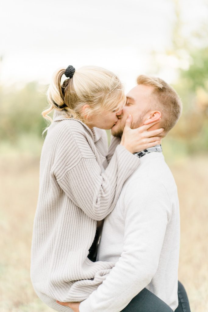 Pärchen Fotos in der Lobau Verlobungsfotos in der Natur Verlobungsfotos Wien Hochzeitsfotograf Wien Hochzeitsfotos Paarfotos Wien Paarfotograf Paarfotoshooting