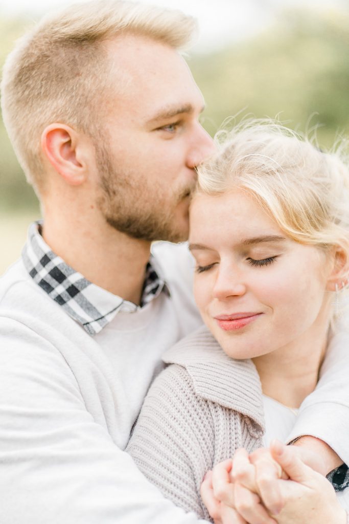 Pärchen Fotos in der Lobau Verlobungsfotos in der Natur Verlobungsfotos Wien Hochzeitsfotograf Wien Hochzeitsfotos Paarfotos Wien Paarfotograf Paarfotoshooting