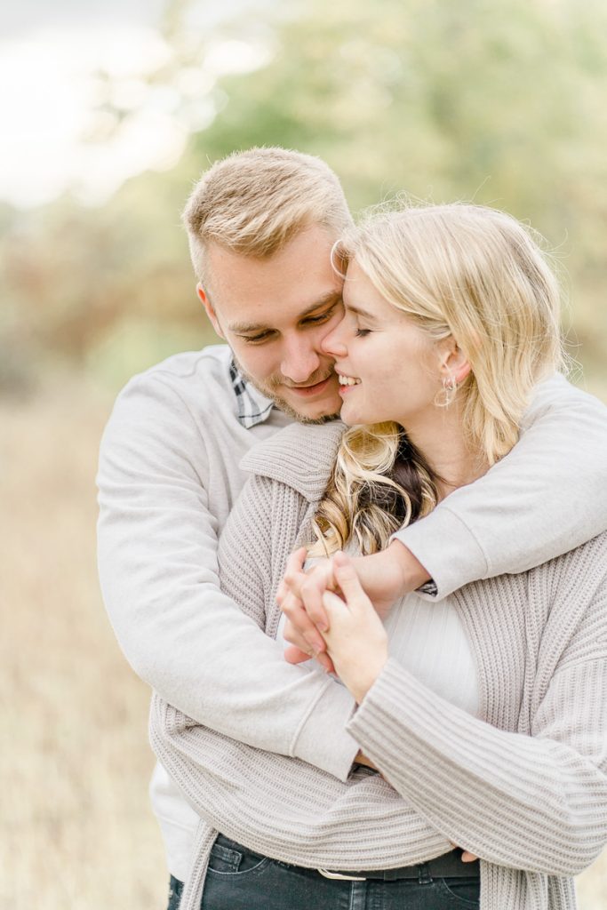 Pärchen Fotos in der Lobau Verlobungsfotos in der Natur Verlobungsfotos Wien Hochzeitsfotograf Wien Hochzeitsfotos Paarfotos Wien Paarfotograf Paarfotoshooting