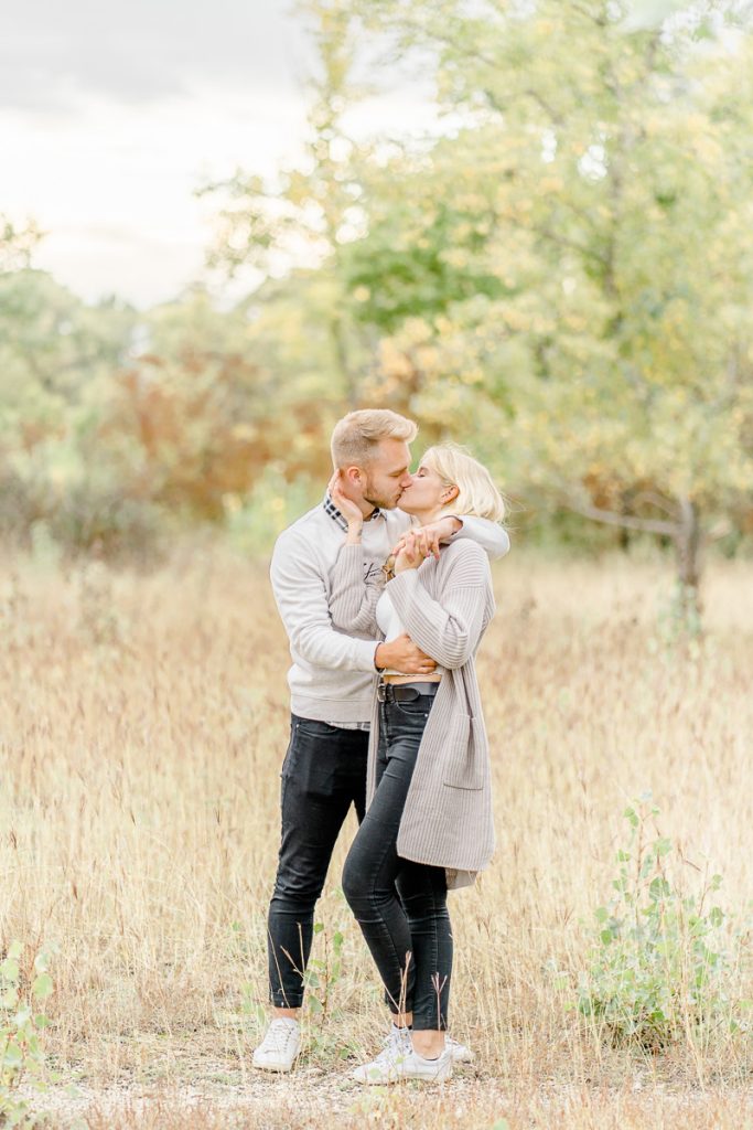 Pärchen Fotos in der Lobau Verlobungsfotos in der Natur Verlobungsfotos Wien Hochzeitsfotograf Wien Hochzeitsfotos Paarfotos Wien Paarfotograf Paarfotoshooting