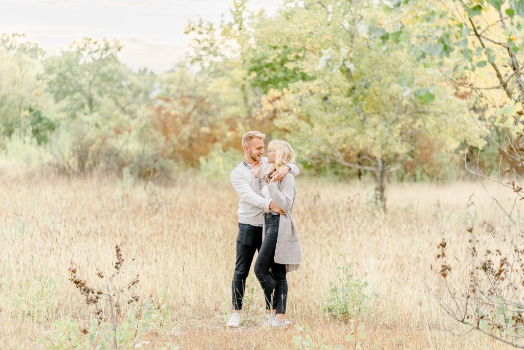 Pärchen Fotos in der Lobau Verlobungsfotos in der Natur Verlobungsfotos Wien Hochzeitsfotograf Wien Hochzeitsfotos Paarfotos Wien Paarfotograf Paarfotoshooting