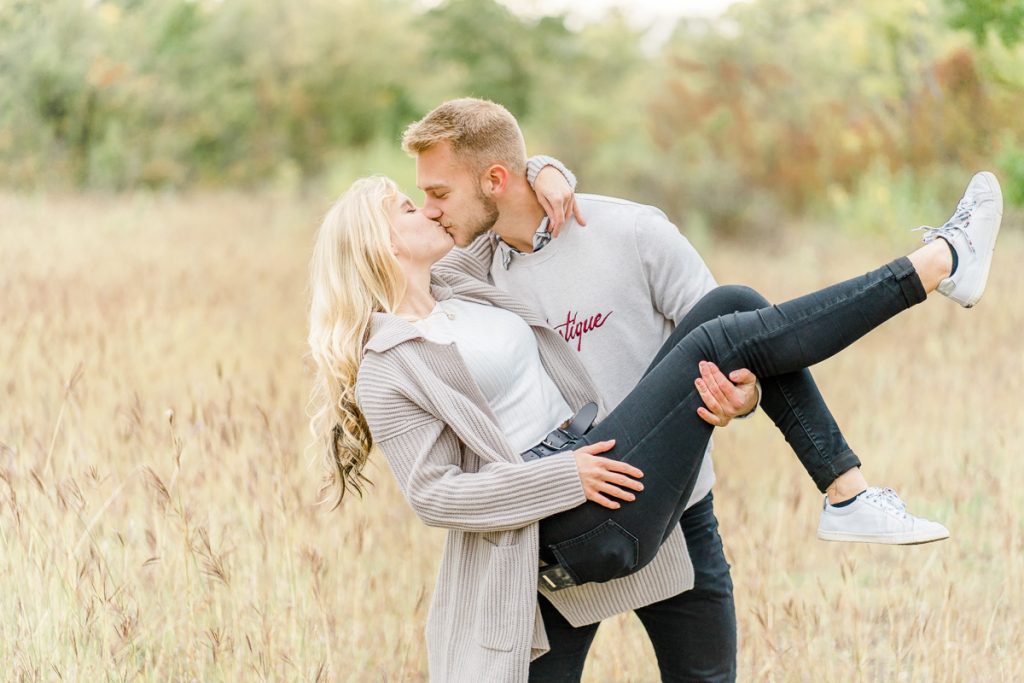 Pärchen Fotos in der Lobau Verlobungsfotos in der Natur Verlobungsfotos Wien Hochzeitsfotograf Wien Hochzeitsfotos Paarfotos Wien Paarfotograf Paarfotoshooting