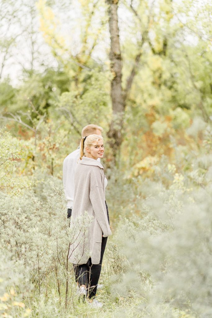 Pärchen Fotos in der Lobau Verlobungsfotos in der Natur Verlobungsfotos Wien Hochzeitsfotograf Wien Hochzeitsfotos Paarfotos Wien Paarfotograf Paarfotoshooting