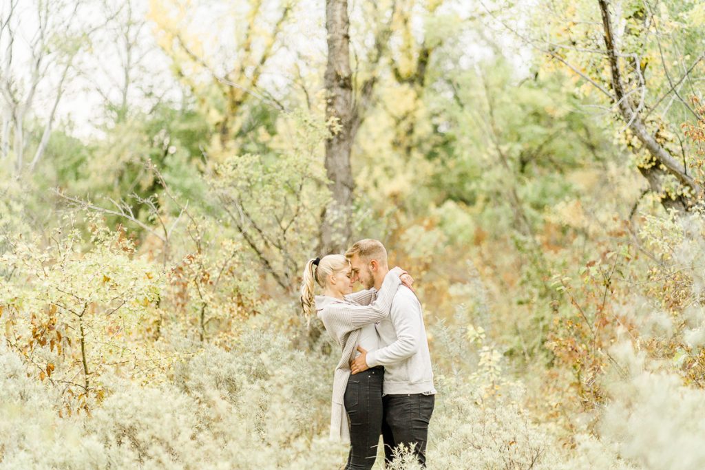 Pärchen Fotos in der Lobau Verlobungsfotos in der Natur Verlobungsfotos Wien Hochzeitsfotograf Wien Hochzeitsfotos Paarfotos Wien Paarfotograf Paarfotoshooting