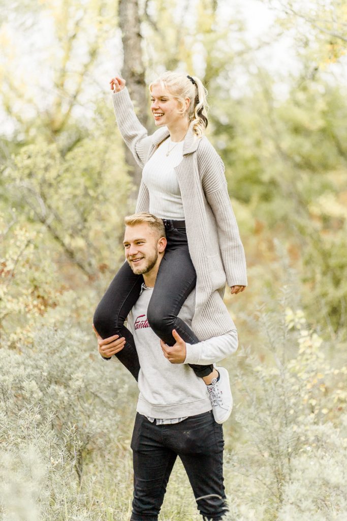 Pärchen Fotos in der Lobau Verlobungsfotos in der Natur Verlobungsfotos Wien Hochzeitsfotograf Wien Hochzeitsfotos Paarfotos Wien Paarfotograf Paarfotoshooting