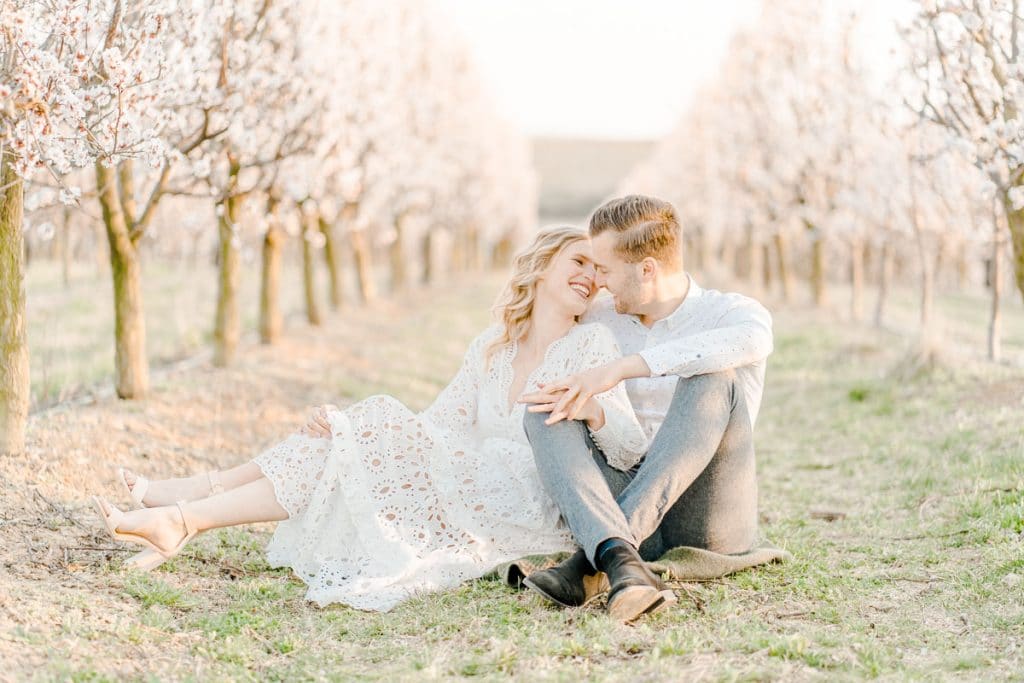 Frühlingshochzeit Paarfotos Wachau Marillenblüte Brautpaarshooting