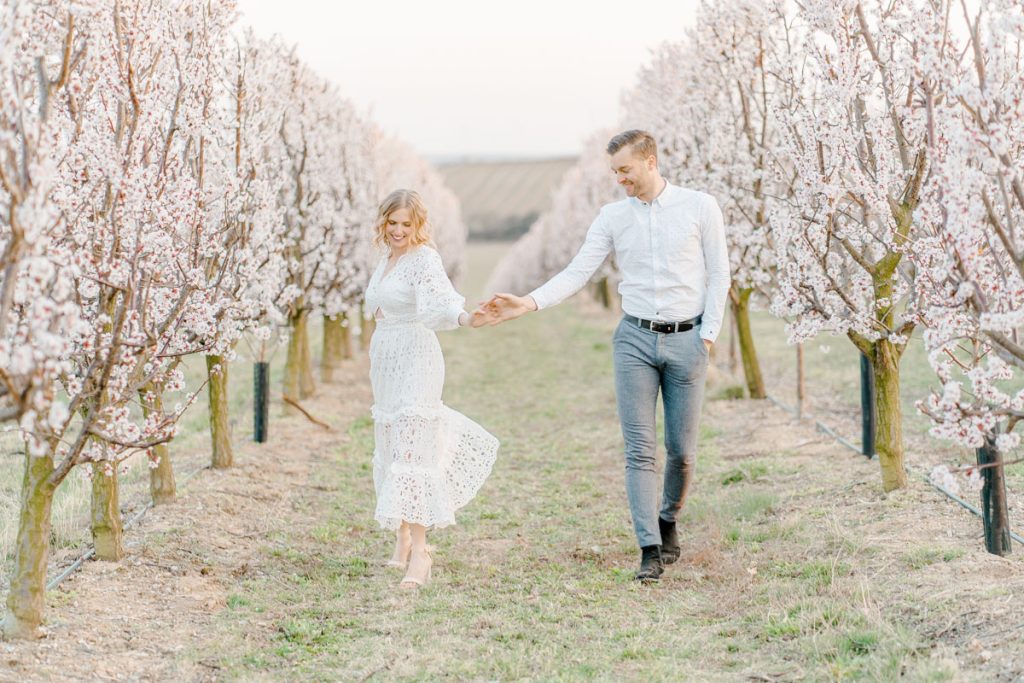 Frühlingshochzeit Paarfotos Wachau Marillenblüte Brautpaarshooting