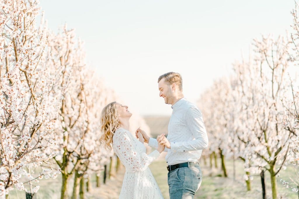 Frühlingshochzeit Paarfotos Wachau Marillenblüte Brautpaarshooting