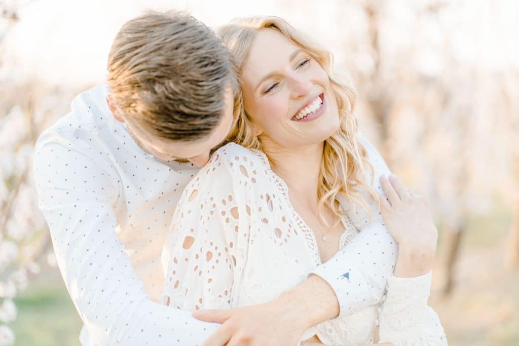 Frühlingshochzeit Paarfotos Wachau Marillenblüte Brautpaarshooting