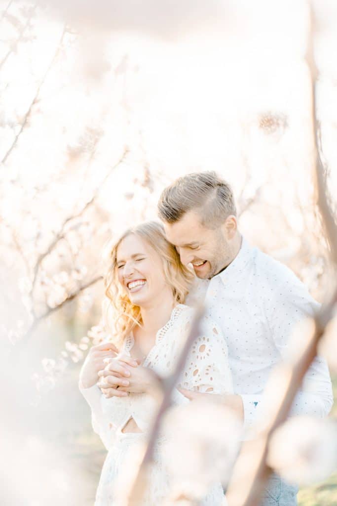 Frühlingshochzeit Paarfotos Wachau Marillenblüte Brautpaarshooting