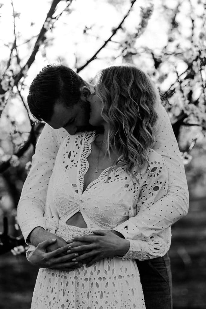 Frühlingshochzeit Paarfotos Wachau Marillenblüte Brautpaarshooting