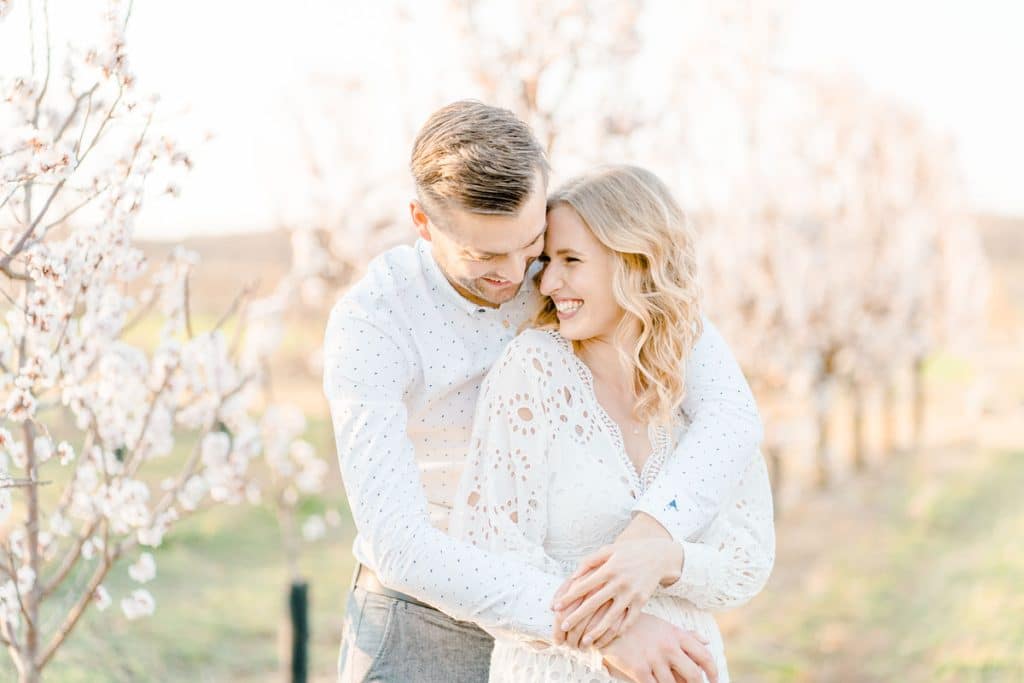 Frühlingshochzeit Paarfotos Wachau Marillenblüte Brautpaarshooting