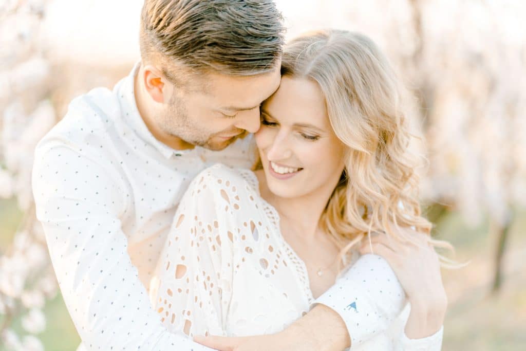 Frühlingshochzeit Paarfotos Wachau Marillenblüte Brautpaarshooting