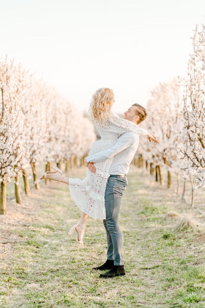 Frühlingshochzeit Paarfotos Wachau Marillenblüte Brautpaarshooting