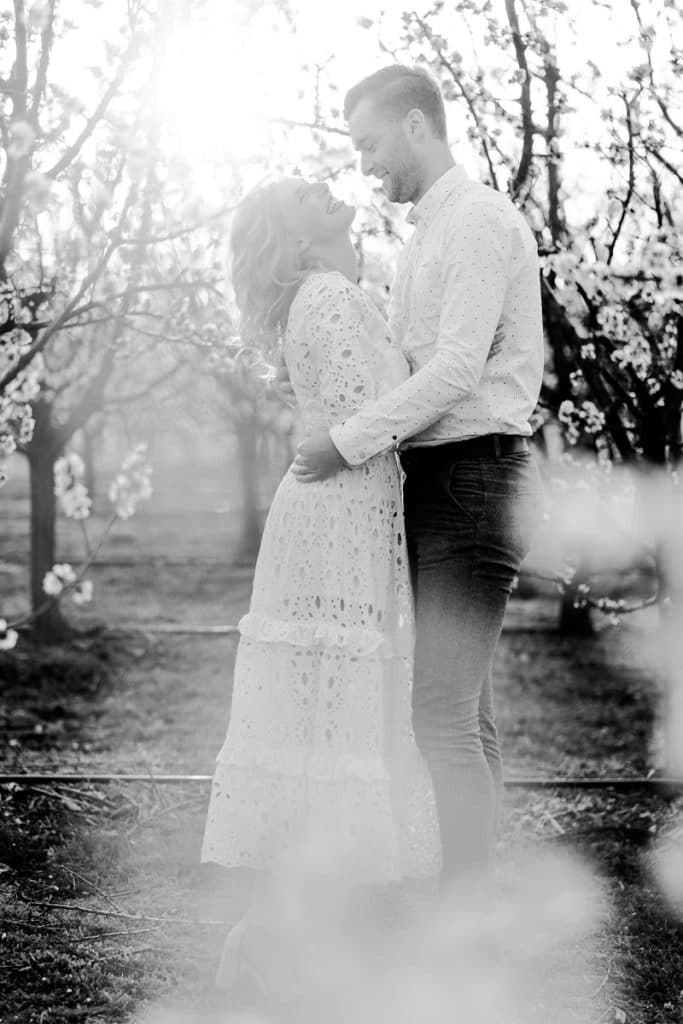 Frühlingshochzeit Paarfotos Wachau Marillenblüte Brautpaarshooting