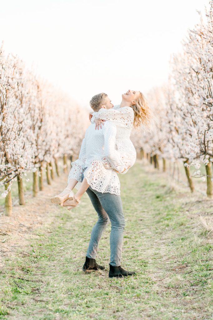 Frühlingshochzeit Paarfotos Wachau Marillenblüte Brautpaarshooting