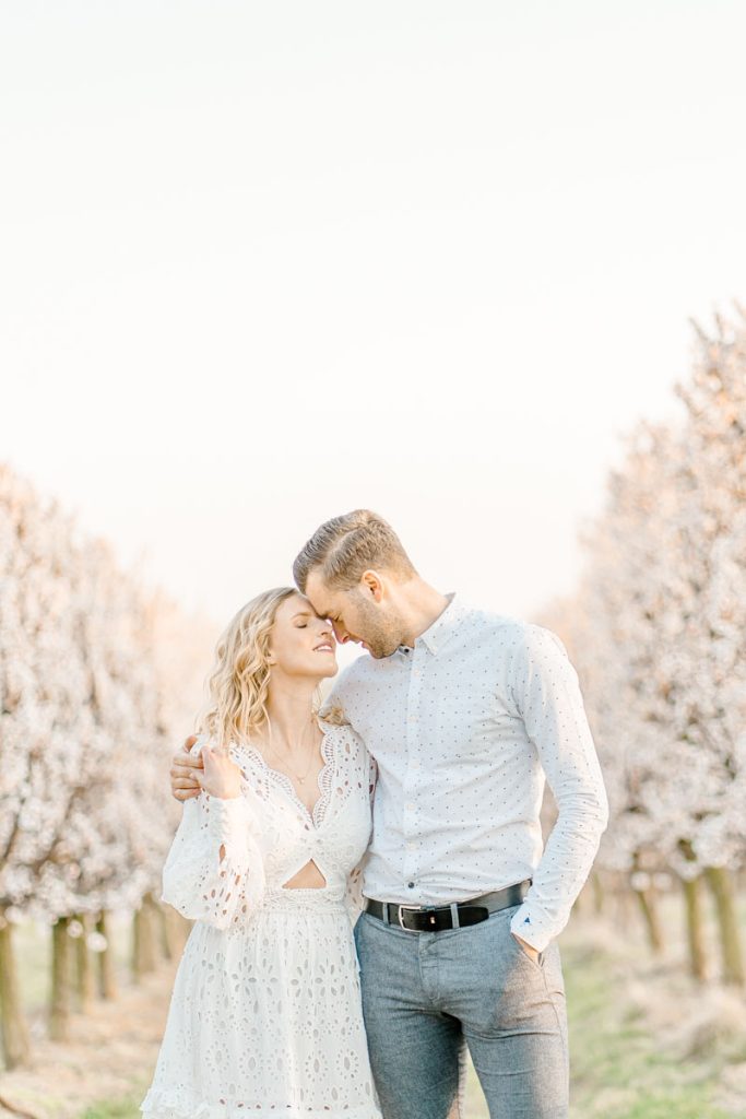 Frühlingshochzeit Paarfotos Wachau Marillenblüte Brautpaarshooting