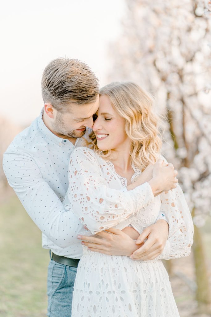 Frühlingshochzeit Paarfotos Wachau Marillenblüte Brautpaarshooting
