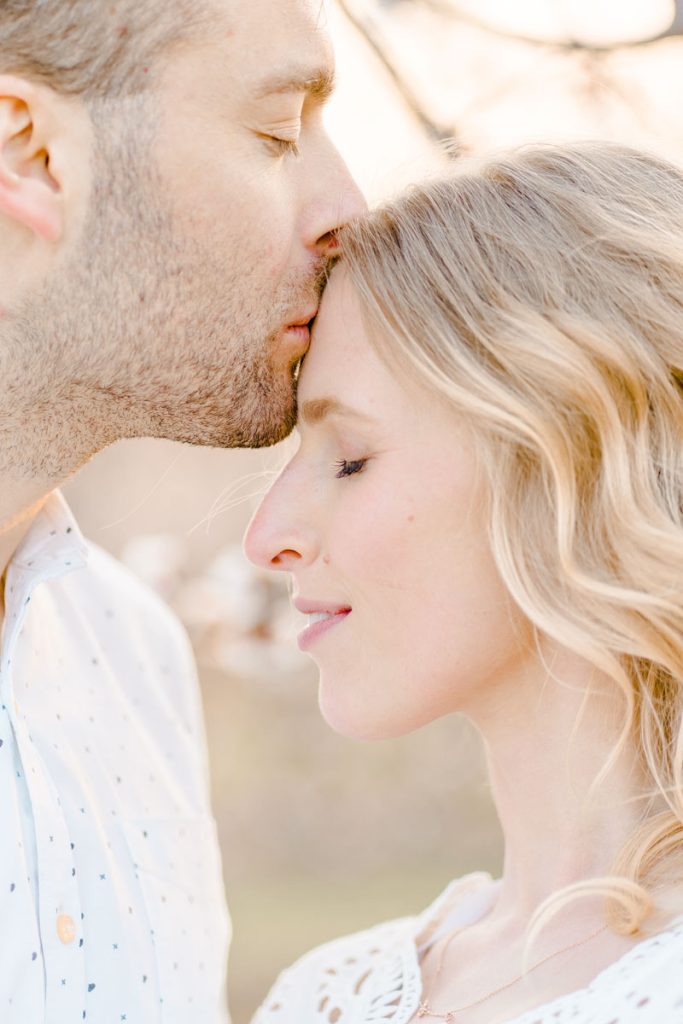 Frühlingshochzeit Paarfotos Wachau Marillenblüte Brautpaarshooting