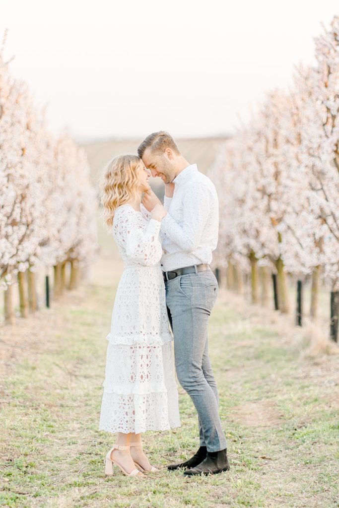 Frühlingshochzeit Paarfotos Wachau Marillenblüte Brautpaarshooting