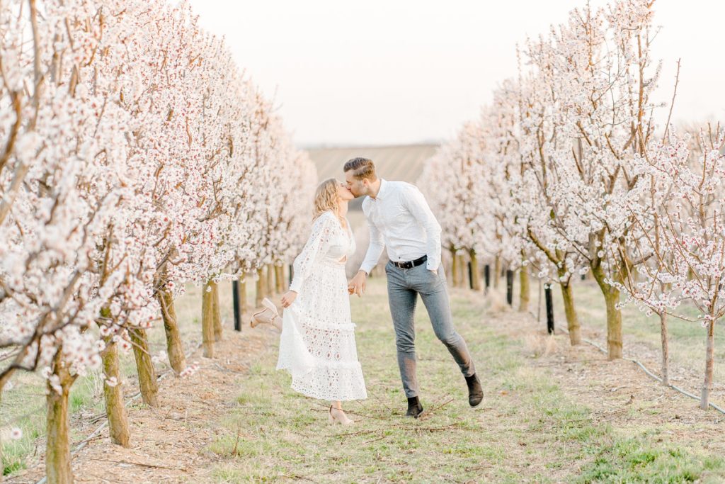 Frühlingshochzeit Paarfotos Wachau Marillenblüte Brautpaarshooting