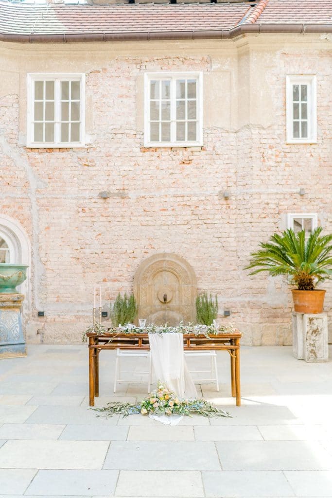 DeniseKerstin Wien Hochzeitsfotograf Schloss Schönau heiraten schlosshochzeit hochzeitslocation-wien hochzeitslocation niederösterreich Schloss heiraten am See Teich Brauttisch Hochzeitsbogen