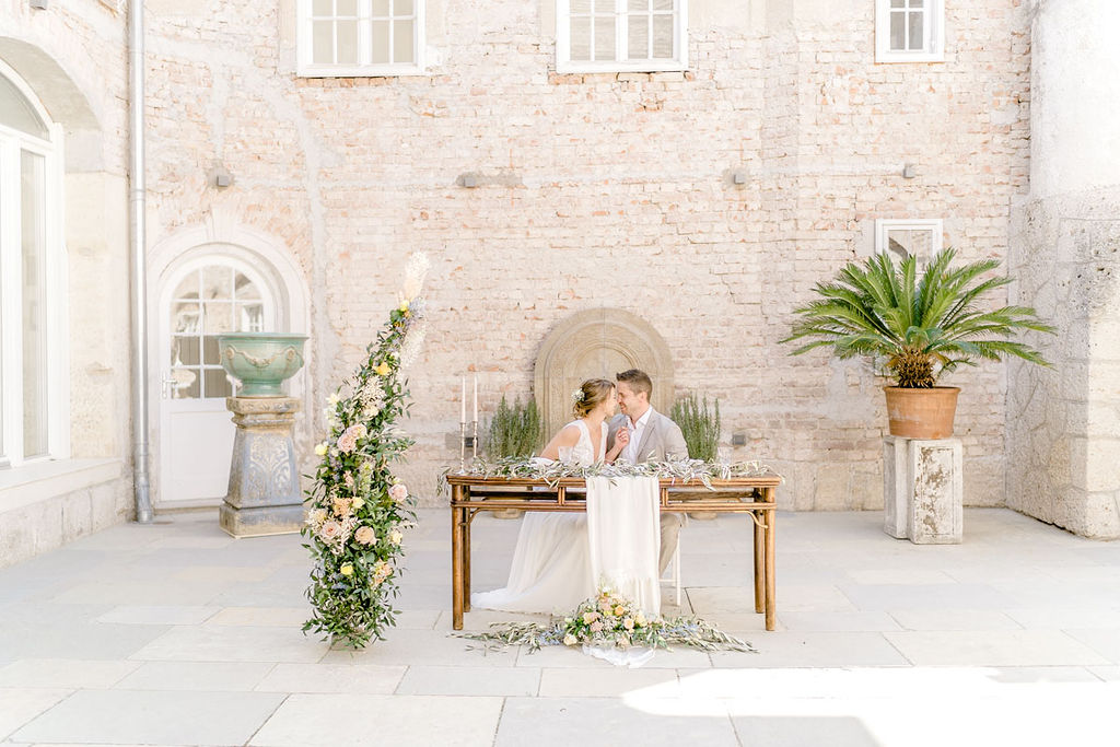 DeniseKerstin Wien Hochzeitsfotograf Schloss Schönau heiraten schlosshochzeit hochzeitslocation-wien hochzeitslocation niederösterreich Schloss heiraten am See Teich Brauttisch Hochzeitsbogen