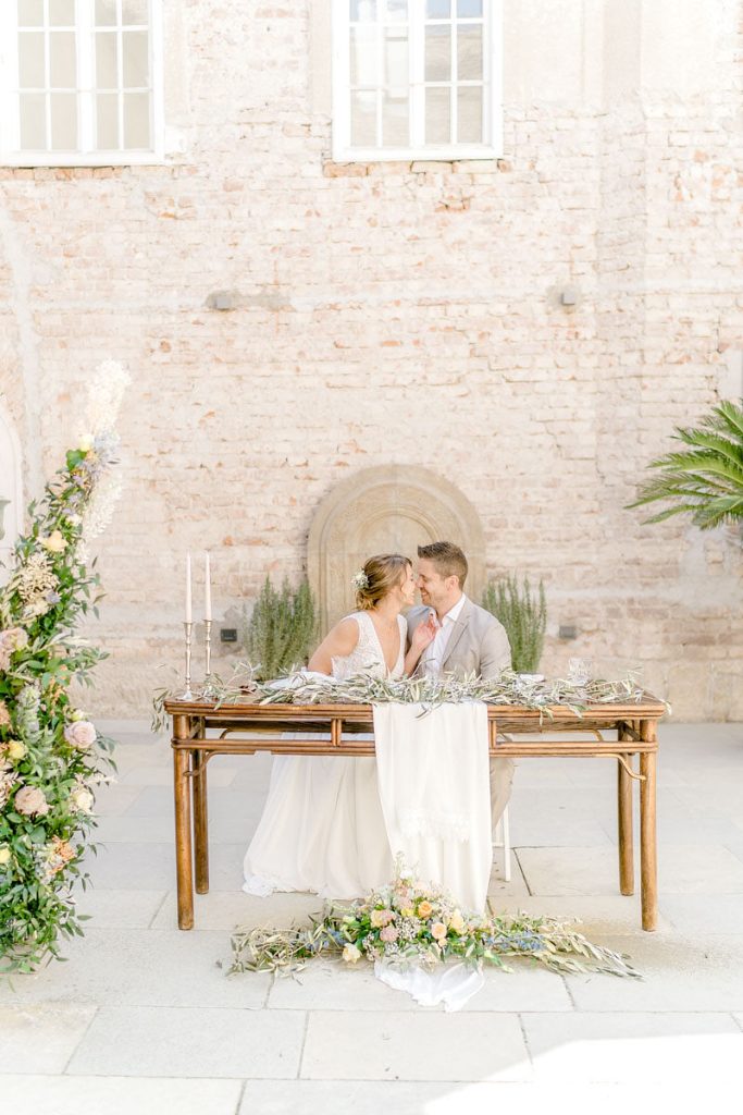 DeniseKerstin Wien Hochzeitsfotograf Schloss Schönau heiraten schlosshochzeit hochzeitslocation-wien hochzeitslocation niederösterreich Schloss heiraten am See Teich Brauttisch Hochzeitsbogen Florist Naturwerk