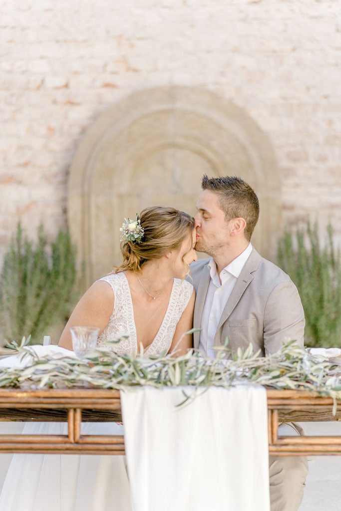 DeniseKerstin Wien Hochzeitsfotograf Schloss Schönau heiraten schlosshochzeit hochzeitslocation-wien hochzeitslocation niederösterreich Schloss heiraten am See Teich Brauttisch Hochzeitsbogen Florist Naturwerk