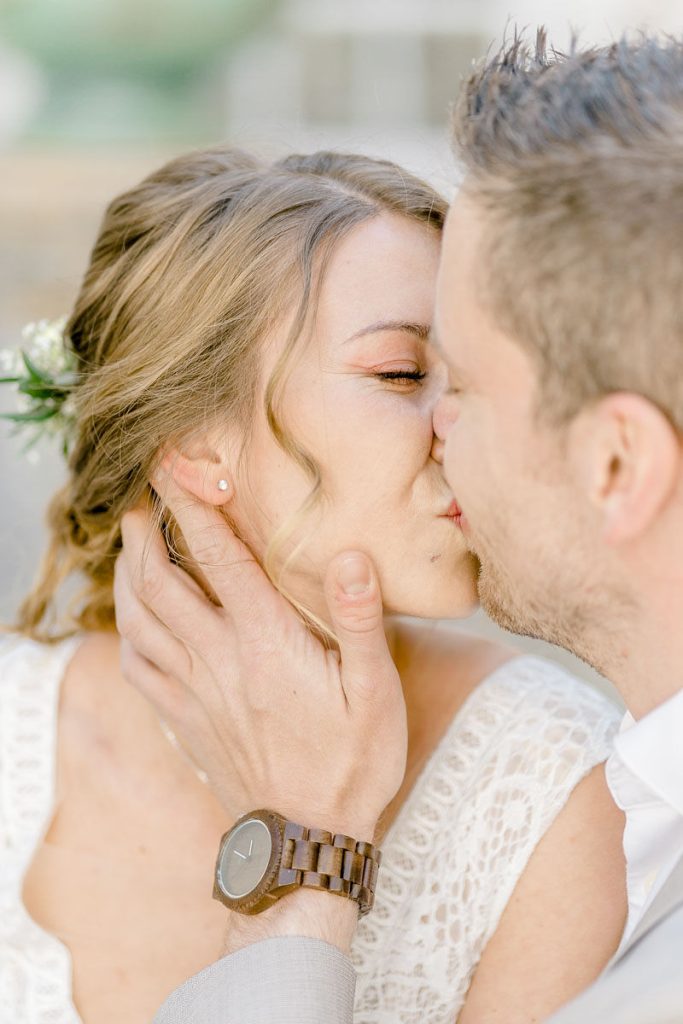 DeniseKerstin Wien Hochzeitsfotograf Schloss Schönau heiraten schlosshochzeit hochzeitslocation-wien hochzeitslocation niederösterreich Schloss heiraten am See Teich Brauttisch Hochzeitsbogen Florist Naturwerk